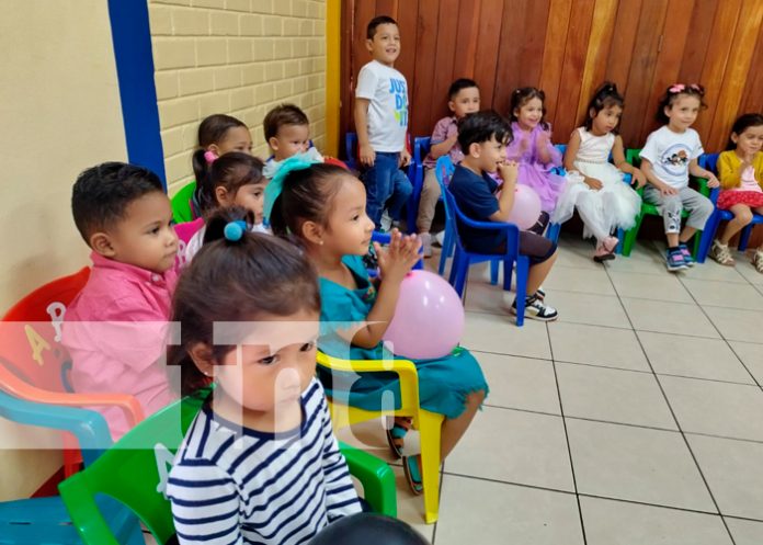 Foto: Niños celebran con entusiasmo el 