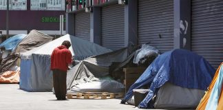 Foto: Se desmantelan campamentos de personas sin hogar en California/ Créditos