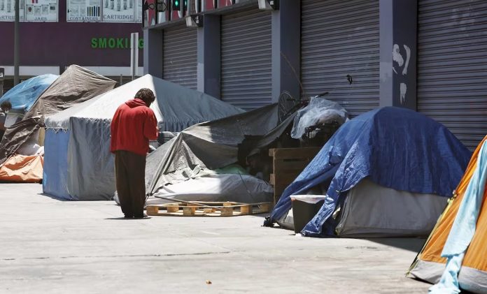 Foto: Se desmantelan campamentos de personas sin hogar en California/ Créditos