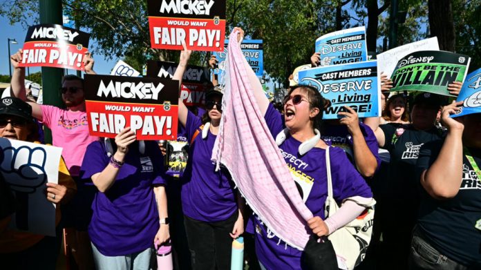 Foto: Trabajadores de Disneyland en California protestan por sus salarios /Créditos