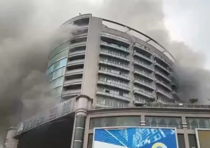 Foto: Incendio en un centro comercial de China deja al menos 16 personas muertas/Créditos