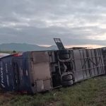 Foto: Volcadura de autobús en Nuevo León, México dejó ocho personas muertas/Cortesía