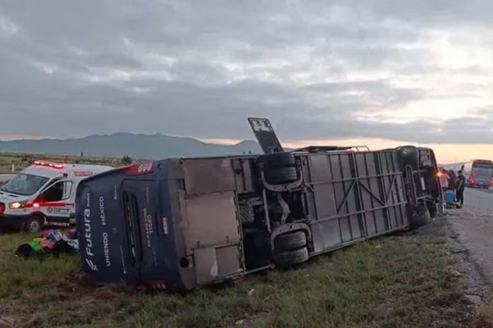 Foto: Volcadura de autobús en Nuevo León, México dejó ocho personas muertas/Cortesía