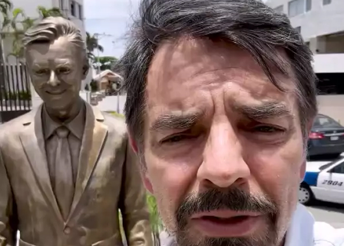 Foto: Eugenio Derbez visita su estatua /cortesía 