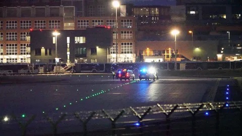 Foto: Detienen a ocho ecologistas tras irrupción en el aeropuerto de Fráncfort, Alemania/Créditos