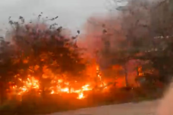 Foto; Incendio en un barrio del turístico archipiélago en Galápagos, Ecuador/Cortesía