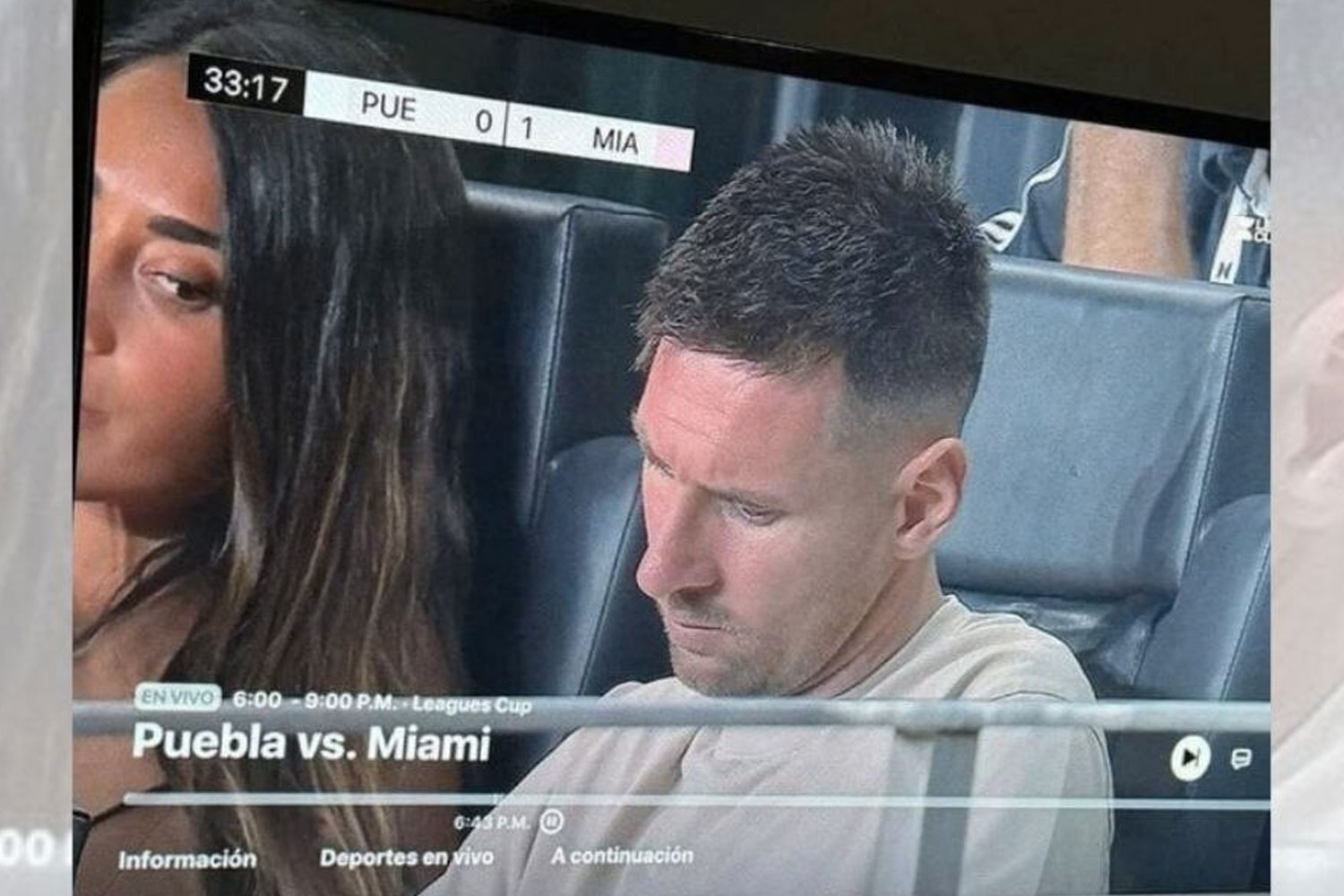 Foto: Antonela Roccuzzo intentando ver el celular de Messi /Cortesía