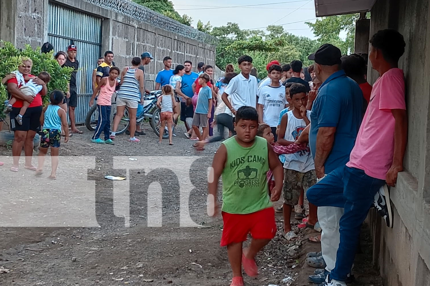 Foto: Padres lloran la pérdida de su pequeña, arrollada por un vehículo en Las Canoas/TN8