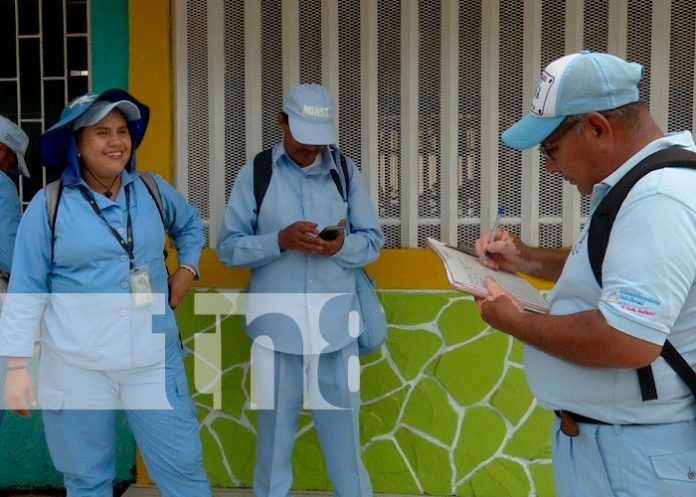 Foto: Brigada del MINSA visita hogares del barrio La Primavera para erradicar el zancudo /TN8