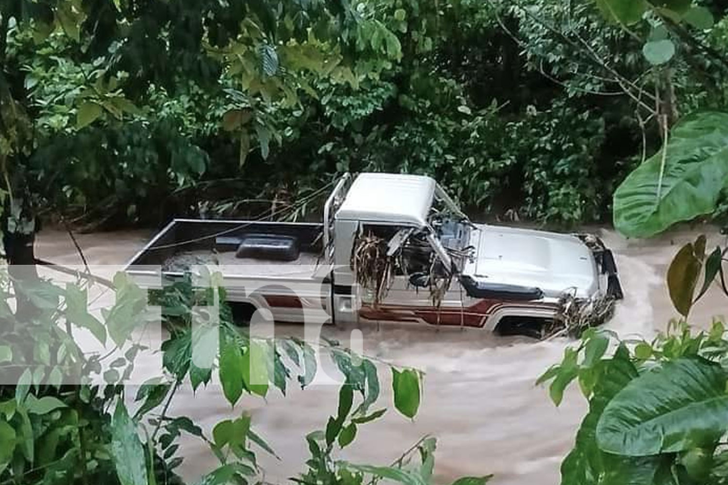 Foto: Camioneta arrastrada por fuertes corrientes deja un desaparecido en Jinotega/TN8