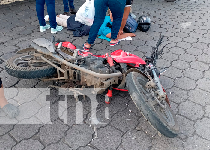 Foto: Accidente de tránsito en El Riguero, Managua, involucra a taxi y motocicleta/TN8