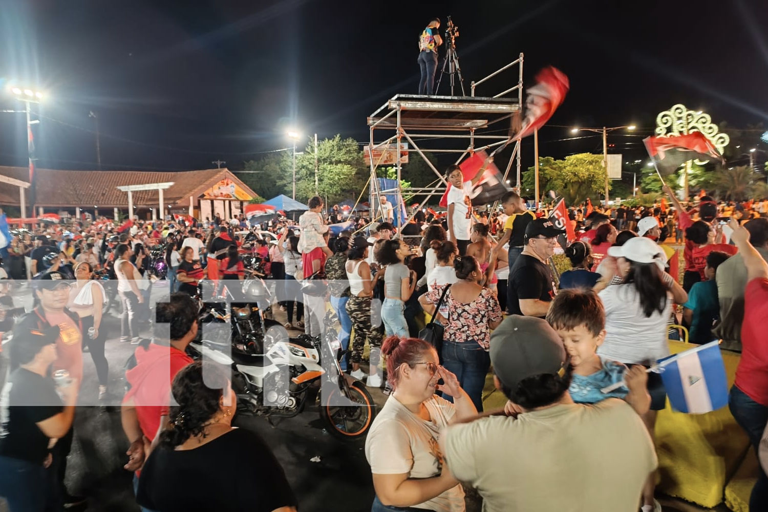 Foto: Celebraciones en la Avenida Bolívar a Chávez marcan el 45/19/TN8