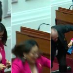 Foto: Congresista sufre aparatosa caída por no soltar el celular /Cortesía