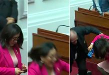 Foto: Congresista sufre aparatosa caída por no soltar el celular /Cortesía