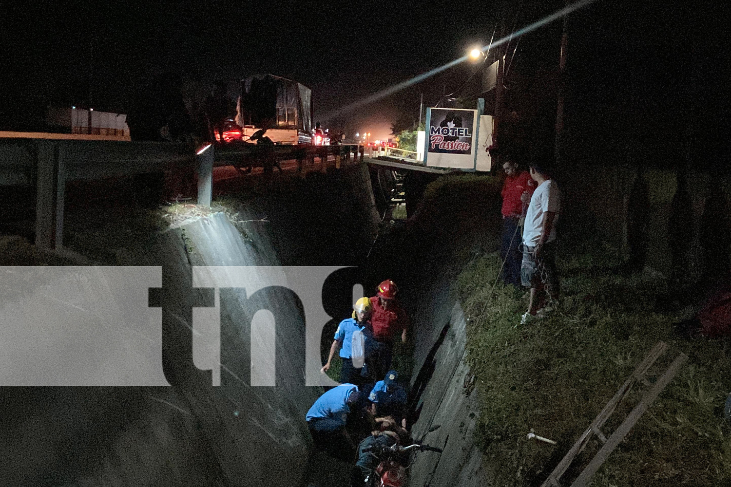 Foto: Motociclista en estado de ebriedad sobrevive tras caer a un cauce en Chinandega/TN8