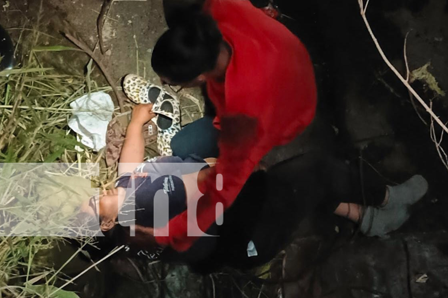 Foto: Conductor de caponera y su madre caen en cauce al esquivar un bache en Managua/TN8