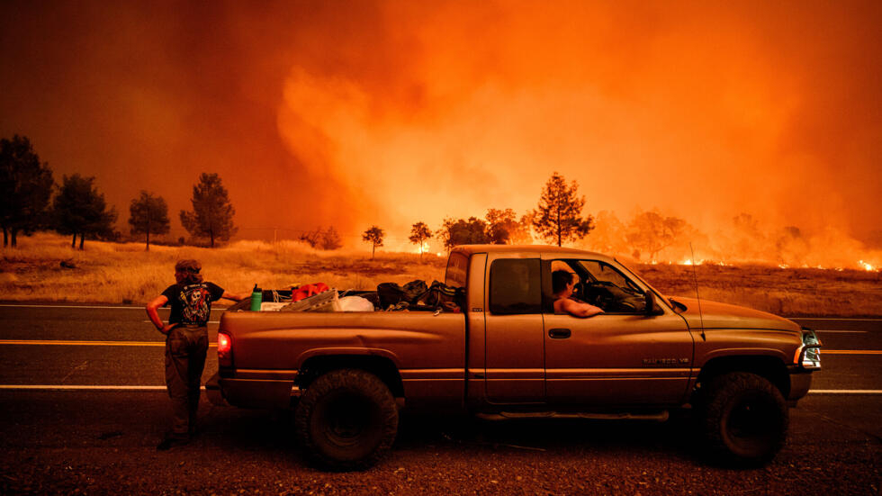 Foto: Miles de bomberos combaten el mayor incendio del año en California/Créditos