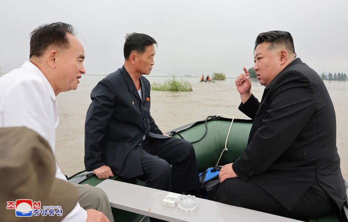 Foto: Líder de Corea Kim Jong-un inspecciona zonas inundadas y promete mejoras /Créditos