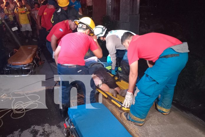 Foto: Conductor de caponera y su madre caen en cauce al esquivar un bache en Managua/TN8