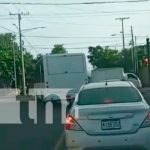 Foto: Imprudencia que comete el conductor de una unidad de transporte público en Managua/TN8