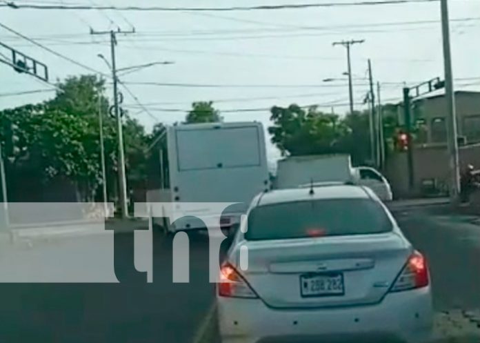 Foto: Imprudencia que comete el conductor de una unidad de transporte público en Managua/TN8