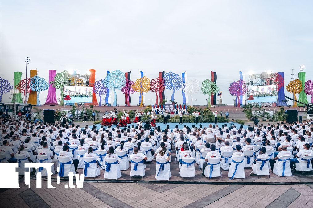 Foto: Acto de entrega de buses con el presidente de Nicaragua, Daniel Ortega / TN8