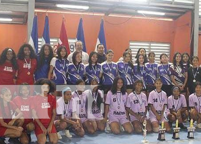 Foto: Reconocimiento al balonmano femenino en los Juegos Escolares / TN8