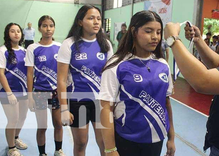 Foto: Reconocimiento al balonmano femenino en los Juegos Escolares / TN8