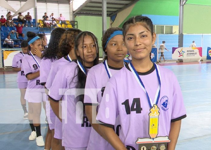 Foto: Reconocimiento al balonmano femenino en los Juegos Escolares / TN8