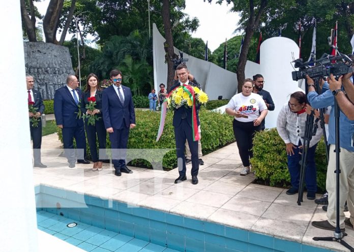 Foto: Delegación de Bielorrusia deposita ofrenda floral a héroes y mártires de Nicaragua / TN8