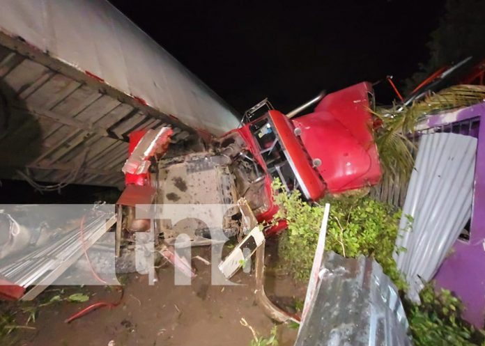 Foto: Fuerte impacto de una rastra contra dos viviendas en Boaco / TN8