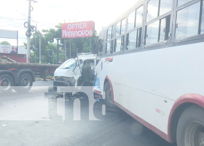 Foto: Choque entre bus y microbús en Managua / TN8