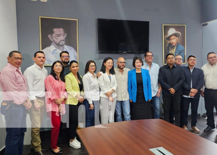 Foto: Bienvenida a representantes del Grupo de Medios de China / TN8