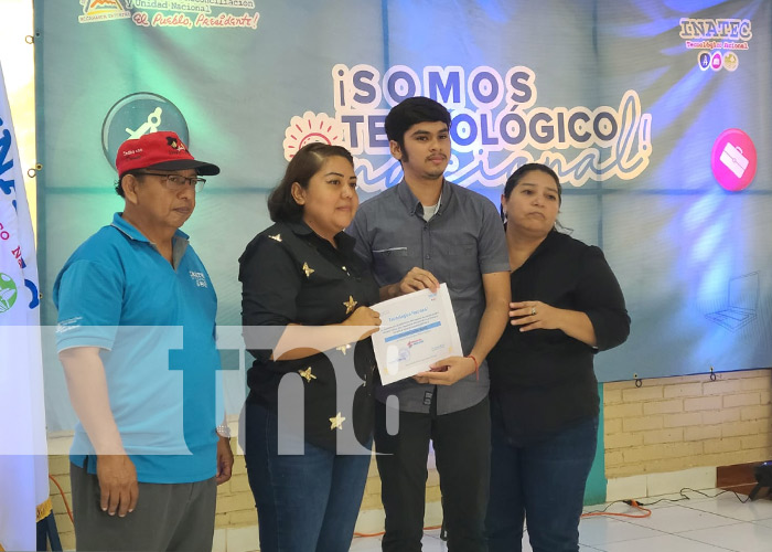 Foto: Entregan reconocimientos a estudiantes técnicos del CT SImón Bolívar / TN8