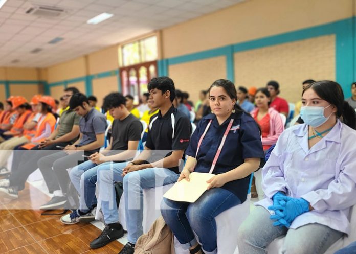 Foto: Entregan reconocimientos a estudiantes técnicos del CT SImón Bolívar / TN8