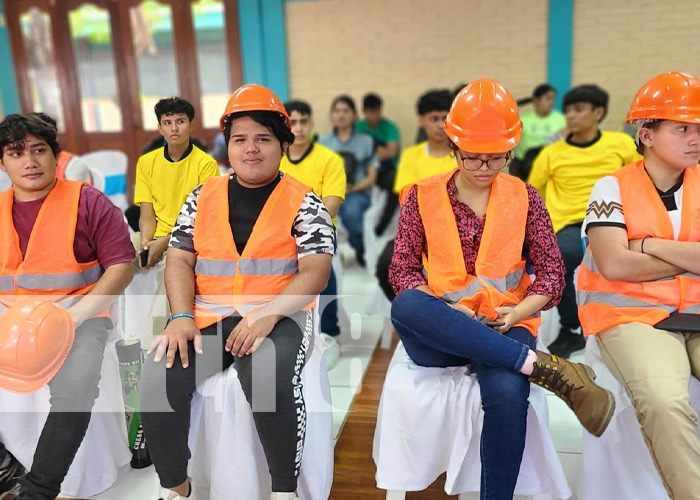 Foto: Entregan reconocimientos a estudiantes técnicos del CT SImón Bolívar / TN8