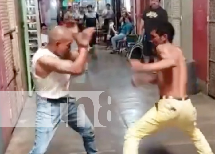 Foto: Dos hombres protagonizan una pelea estilo boxeo en el Mercado Roberto Huembes / TN8