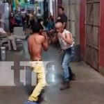 Foto: Dos hombres protagonizan una pelea estilo boxeo en el Mercado Roberto Huembes / TN8