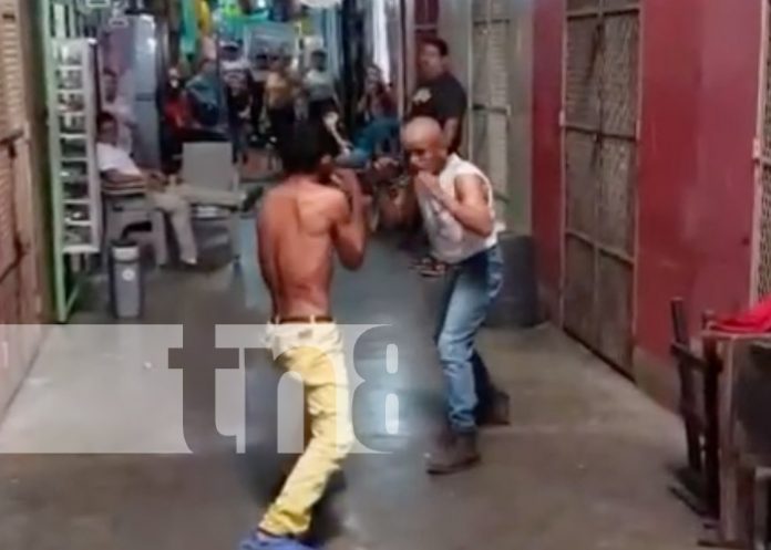 Foto: Dos hombres protagonizan una pelea estilo boxeo en el Mercado Roberto Huembes / TN8