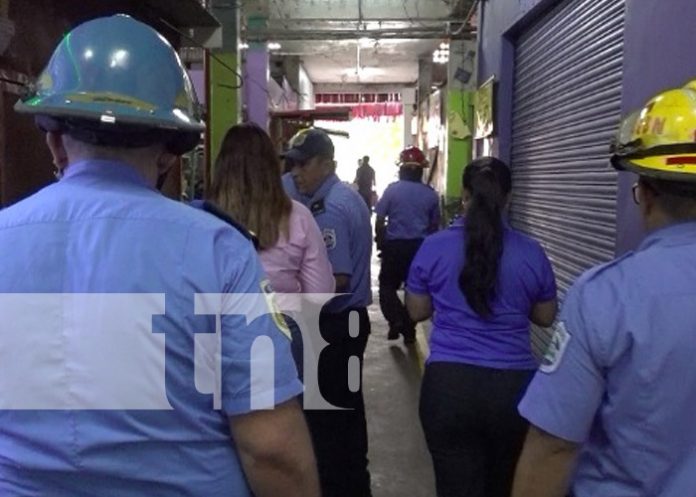 Foto: Revisión de sistemas eléctricos de los bomberos en el Mercado Periférico / TN8