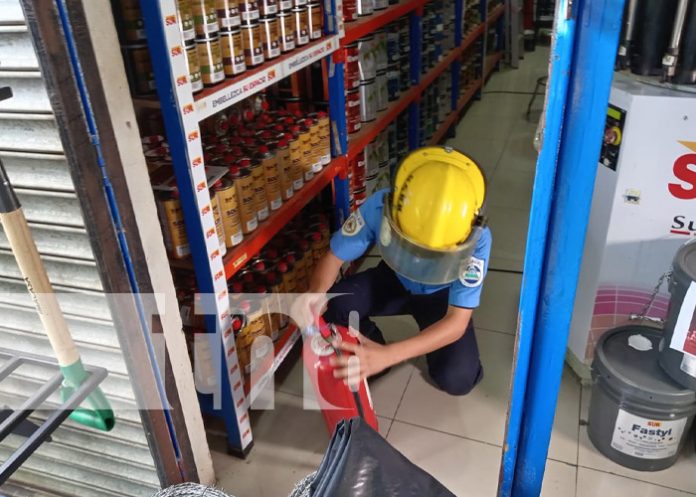 Foto: Inspección de los bomberos en el Mercado Israel Lewites / TN8