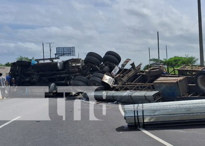 Foto: Vuelco de rastra en la zona de San Benito, Tipitapa / TN8