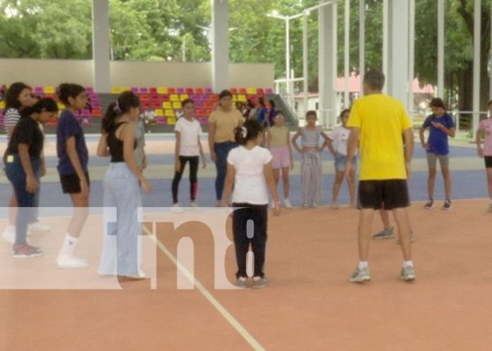 Foto: Academia de voleibol en el parque Las Piedrecitas / TN8