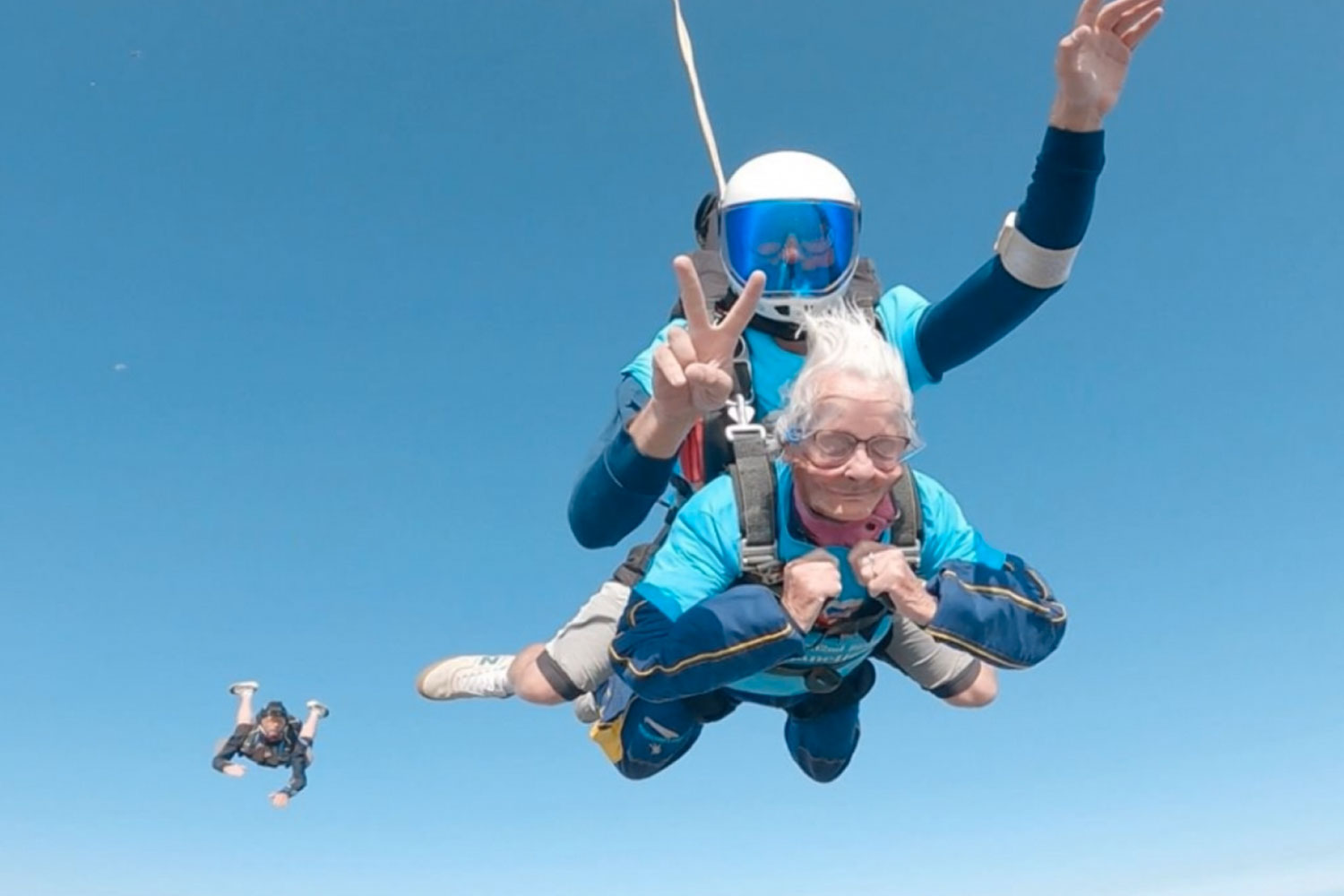 Foto: Abuela celebró su cumpleaños con salto en paracaídas /Cortesía