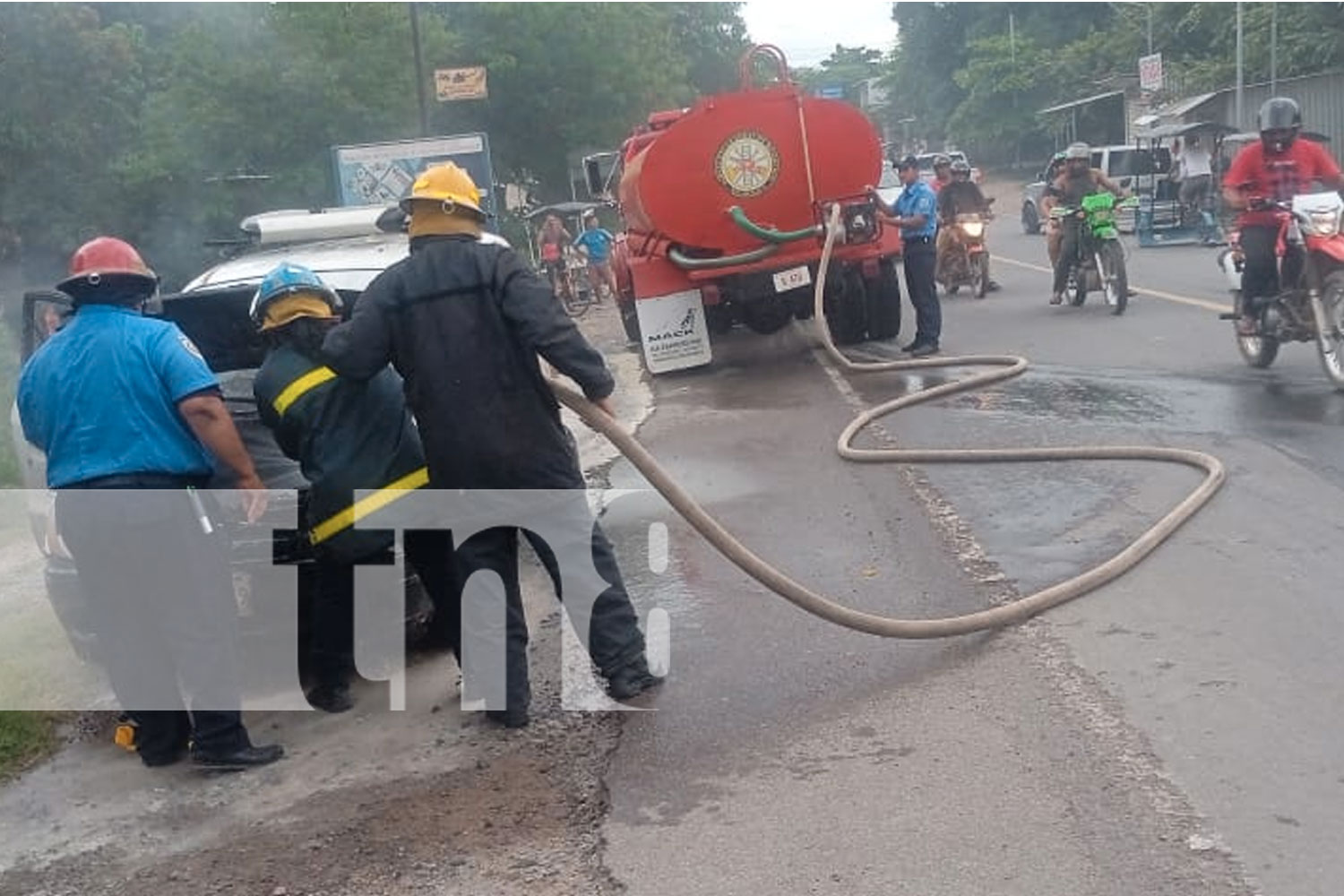 Foto: Conductor de Chinandega escapa de carro en llamas /TN8