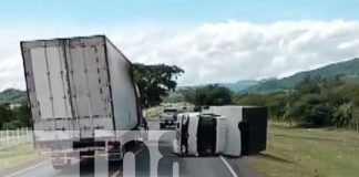 Foto: Daños materiales deja camión volcado en carretera Panamericana Norte/TN8