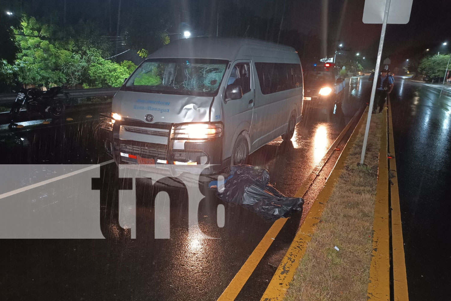 Microbús impacta y mata a motociclista en Carretera Nueva a León