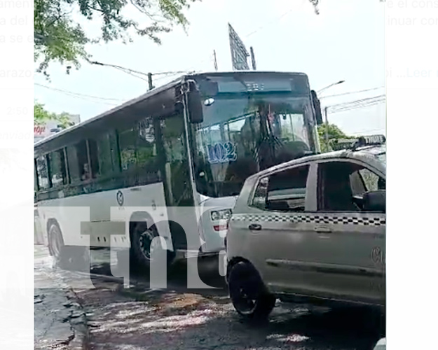 Foto: Taxista arrecho le dice "hasta de lo que va a morir" a busero en Managua/ TN8