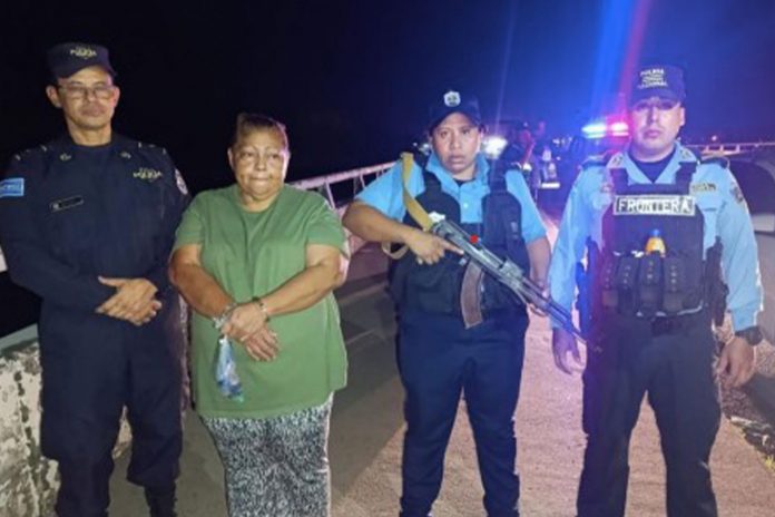 Foto: Policía Nacional captura y entrega a mujer, miembro de la MS-13 buscada en El Salvador /Cortesía