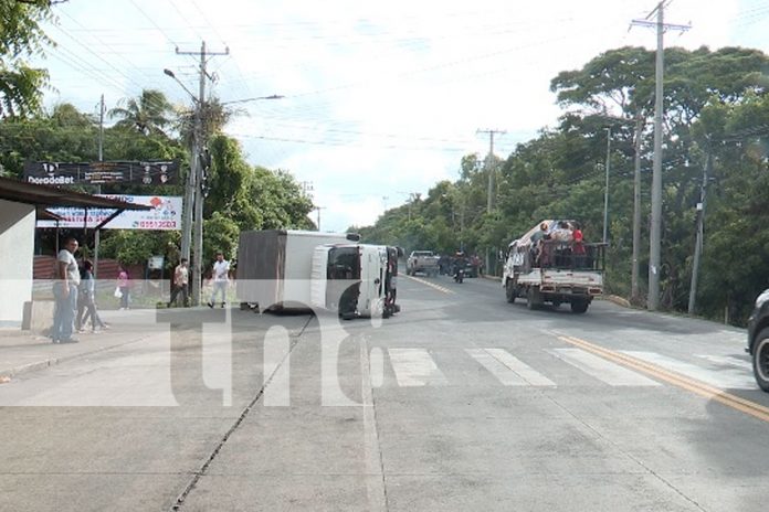 Foto: Camión se vuelca tras impacto con otro vehículo en Carretera Vieja a León/TN8